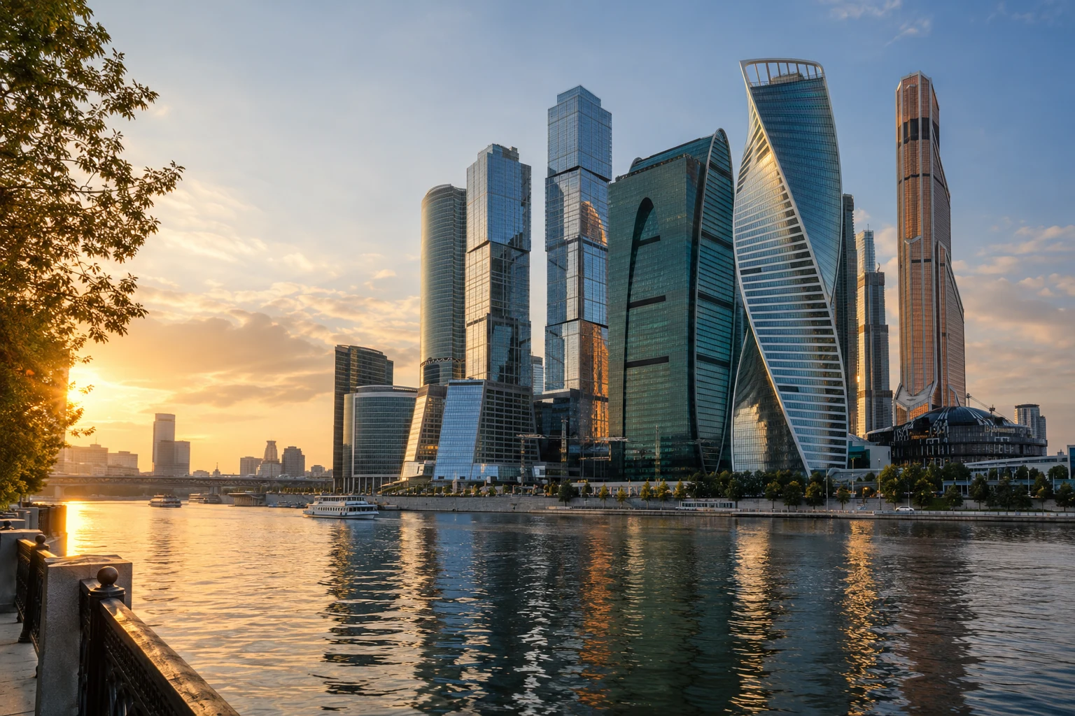 Панорама небоскрёбов Москвы у реки на закате